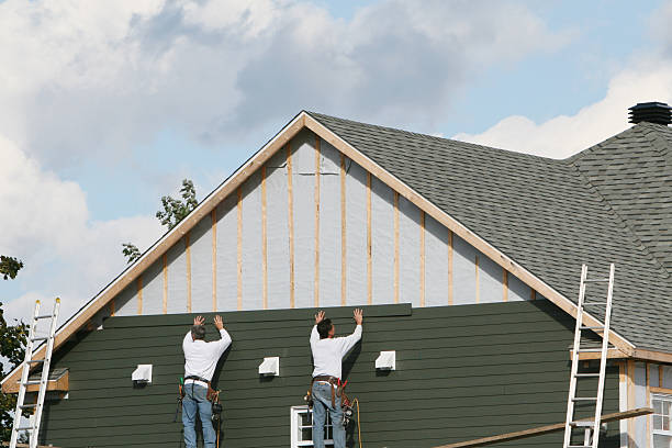 Professional Siding technician working in Inwood, FL